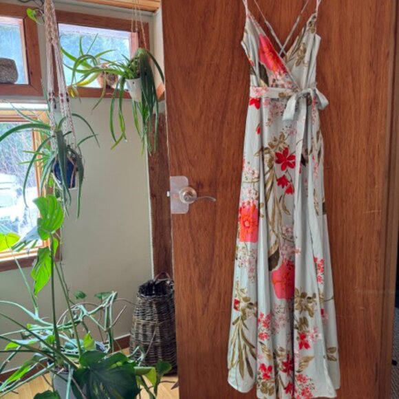 Gorgeous strappy floor length floral dress - Picture 5 of 8